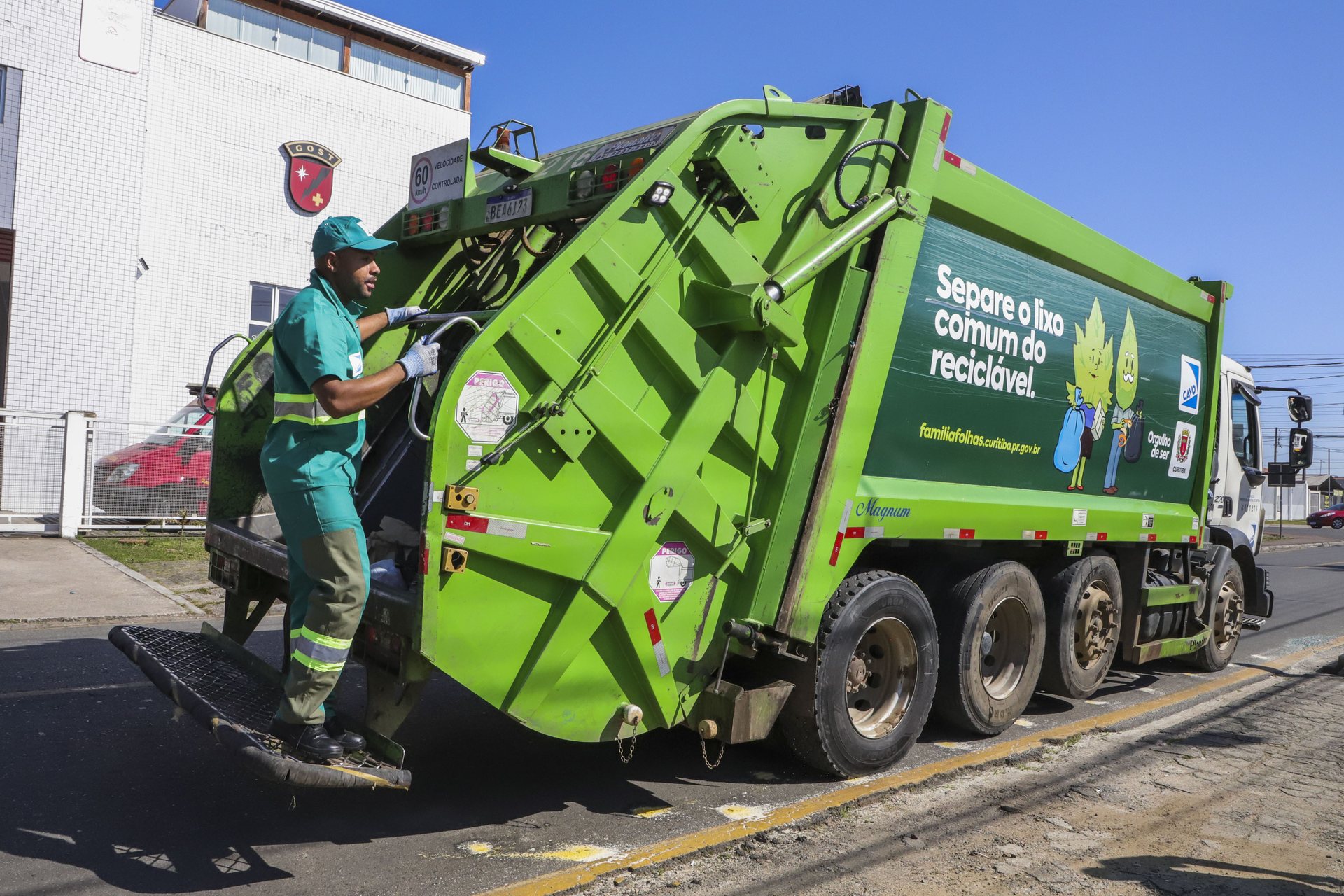 Caminhão de coleta de materiais recicláveis