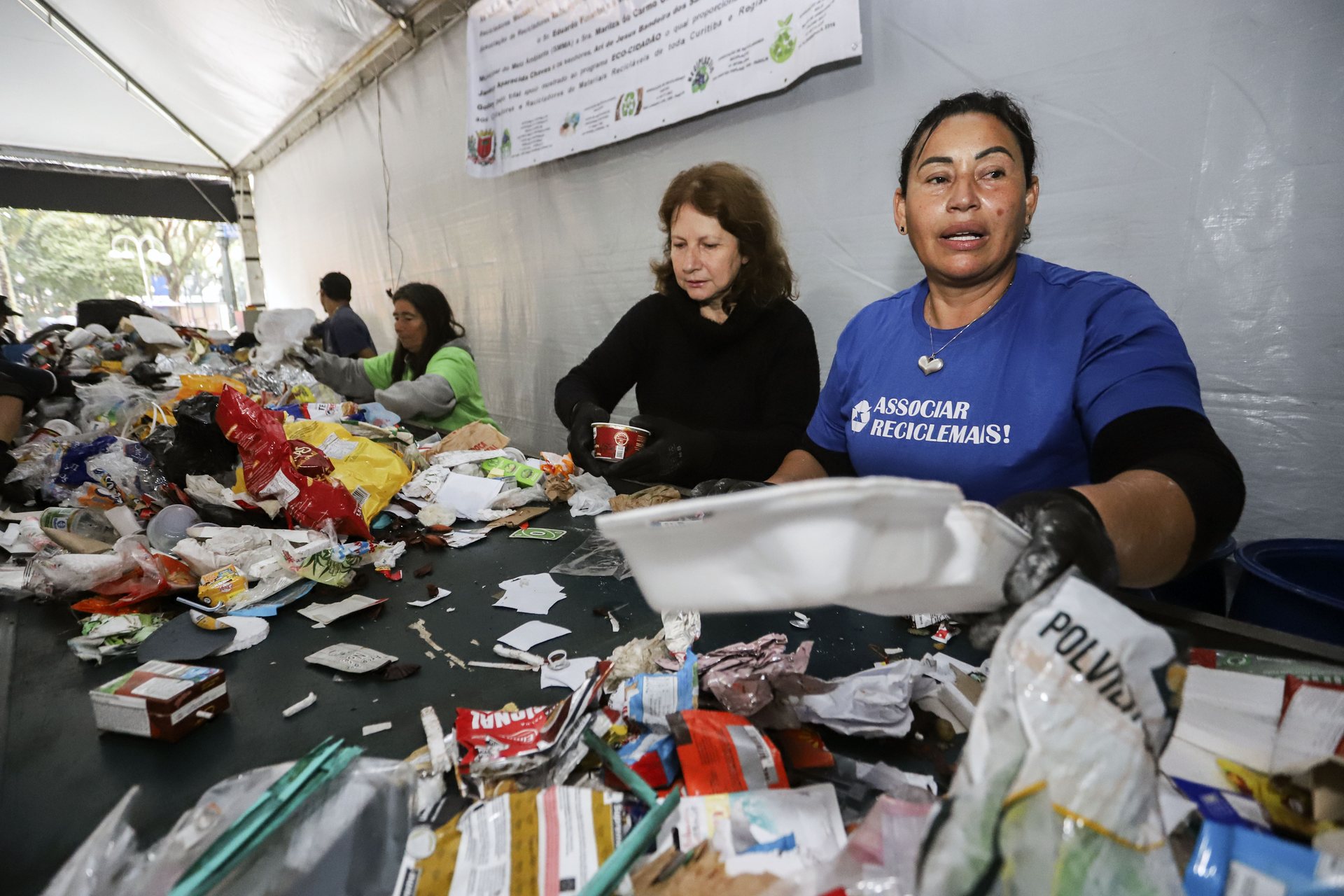 Triagem de materiais recicláveis no galpão, no Parolin
